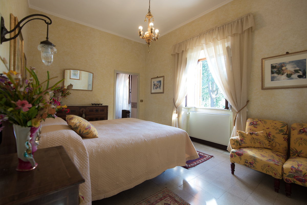 Casale Sonnino - Yellow Bedroom